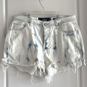 Hollister: Acid-Washed Shorts